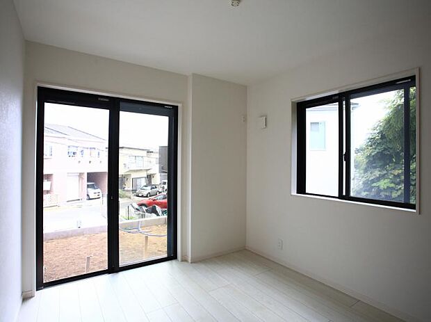 洋室5.25帖　窓からたっぷりと陽光が注がれる、明るく快適なプライベート空間となっております。