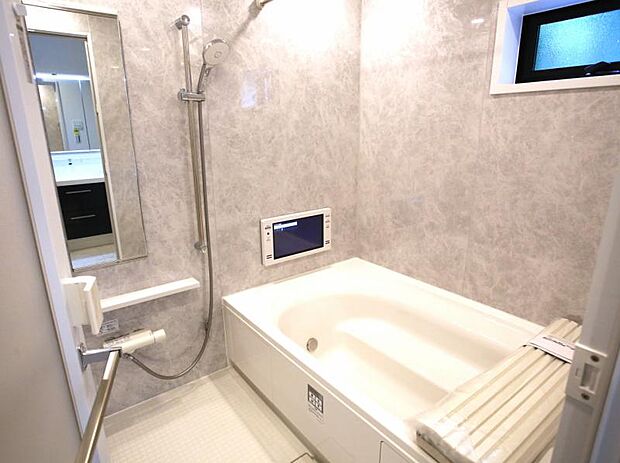 小窓がある浴室。凹凸が少ない汚れの付き辛くお掃除が楽な仕様となっております。