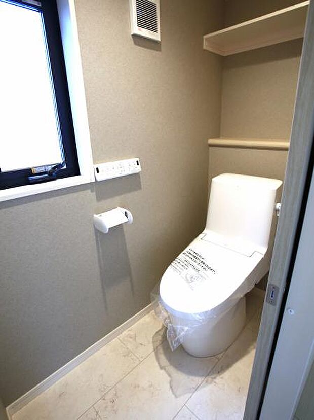 窓が付いた清潔感の溢れるトイレです。落ち着いた空間で安らぎのひとときをお過ごし頂けます。トイレ2か所あり。