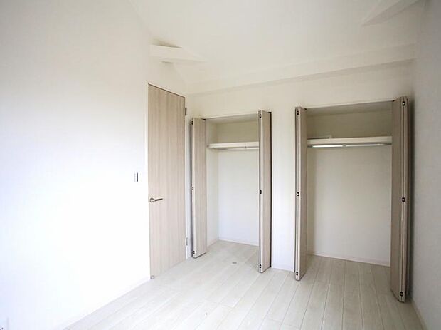 クローゼットには棚やハンガーパイプが備えられているので、大切なお洋服にしわを付けずにそのまましまうことが出来ます。