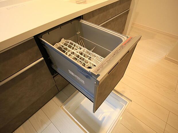 食器洗浄乾燥機　食器の後片付けに便利な食器洗浄乾燥機を標準装備。ビルトインタイプなので見た目もスッキリ、特に共働き世帯のご家族には必須品です。