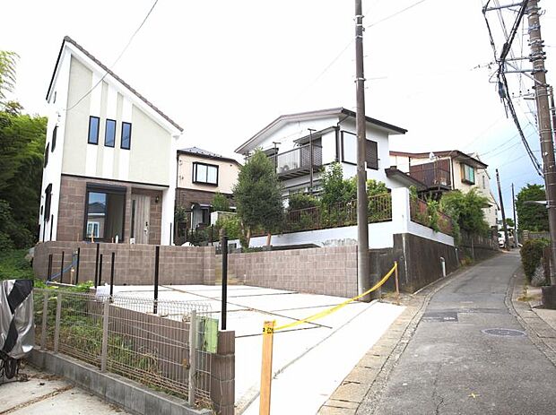 前面道路4ｍです。毎日のお車の出し入れもストレスなく行えます。（2025.9.11撮影）