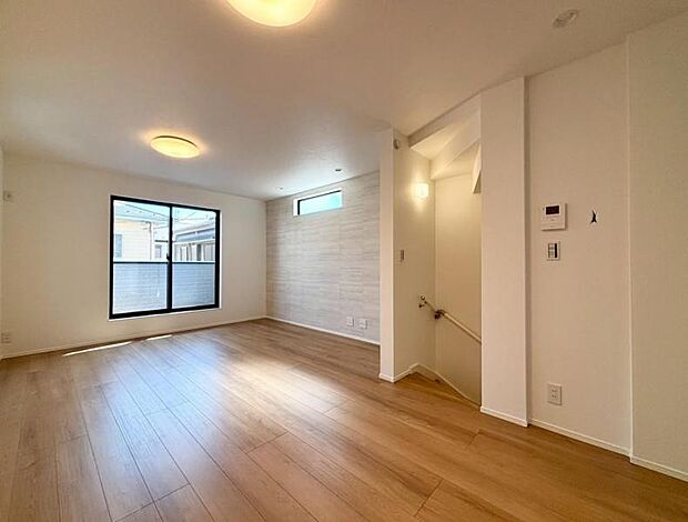 LDK19.4帖 くつろげるリビングは話に夢中になりすぎて、ついつい時間を忘れてしまう。そんな束の間の幸せを感じさせてくれる場所です。(2025.9.6撮影)