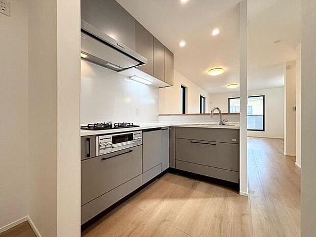 キッチン リビング全体が見渡せる対面式システムキッチン。お子様達がいつもママのそばにいられる安心感も生まれます。食事の用意をしながらご家族との会話も弾み笑顔溢れる空間です。(2025.9.6撮影)