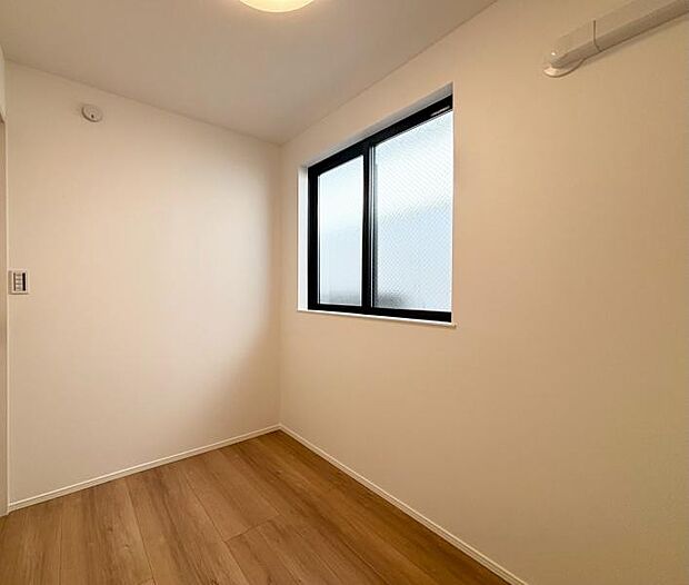 納戸3帖 テレワーク、趣味としての利用にちょうどいい大きさ。落ち着いて作業に取り組めます。(2025.9.6撮影)