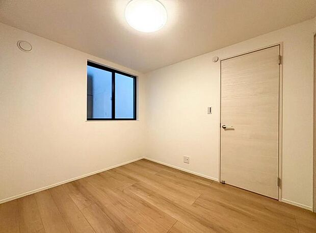 洋室5.7帖 居室には収納スペースが豊富なため、シンプルですっきりとした暮らしが実現できます。(2025.9.6撮影)