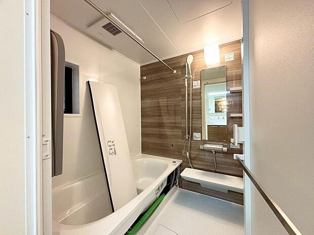 浴室 1日の疲れを癒してくれる広々とした浴室は癒しの空間。日々のお掃除が楽なように凹凸が少なく汚れの付き辛い仕様となりました。(2025.8.4撮影)