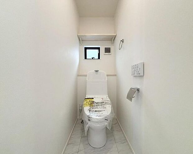 小窓が付いた清潔感の溢れるトイレです。落ち着いた空間で安らぎのひとときをお過ごし頂けます。トイレ2か所あり(2025.9.6撮影)