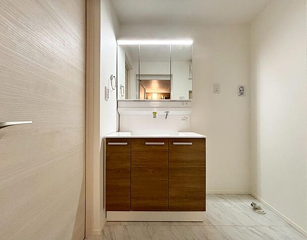 洗面所 三面鏡の裏は機能的な収納を配置。清潔感と機能性を備え一日の始まりと終わりを心地よく演出してくれるパウダールームです。(2025.9.6撮影)
