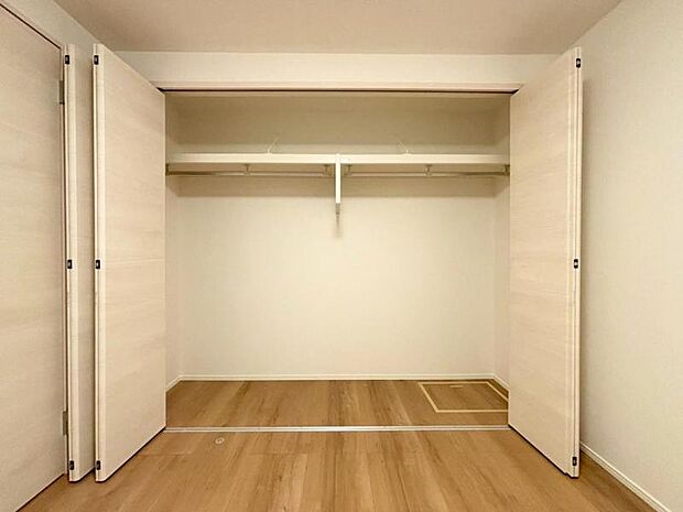 居室収納 クローゼットには棚やハンガーパイプが備えられているので、大切なお洋服にしわを付けずにそのまましまうことが出来ます。(2025.9.6撮影)