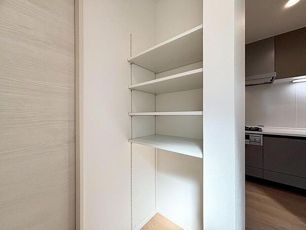 パントリー 食品や日用品を収納可能。キッチンを広く使えることが魅力です。(2025.9.6撮影)