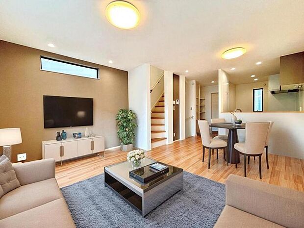 LDK17.7帖(配置してある家具はCGによるイメージです。)くつろげるリビングは話に夢中になりすぎて、ついつい時間を忘れてしまう。そんな束の間の幸せを感じさせてくれる場所です。(2025.9.15撮