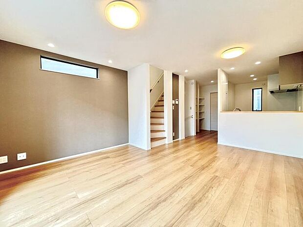 LDK17.7帖 くつろげるリビングは話に夢中になりすぎて、ついつい時間を忘れてしまう。そんな束の間の幸せを感じさせてくれる場所です。(2025.9.15撮影)