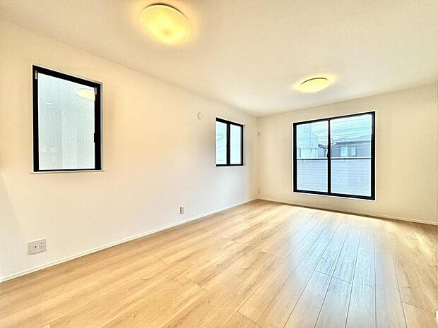 LDK17.7帖 落ち着きのあるリビングです。お友達が遊びに来た時にも使えますし、ちょっと疲れた時にお昼寝できるのも嬉しいですね。(2025.9.15撮影)