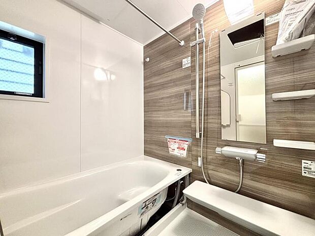 小窓がある浴室。凹凸が少ない汚れの付き辛くお掃除が楽な仕様となっております。(2025.9.15撮影)