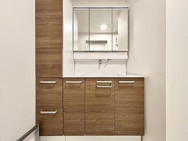 三面鏡の裏は機能的な収納を配置。コンセントも付いているため電動シェーバーや電動歯ブラシも収納できます。小窓が付いたパウダールームです。(2025.9.15撮影)