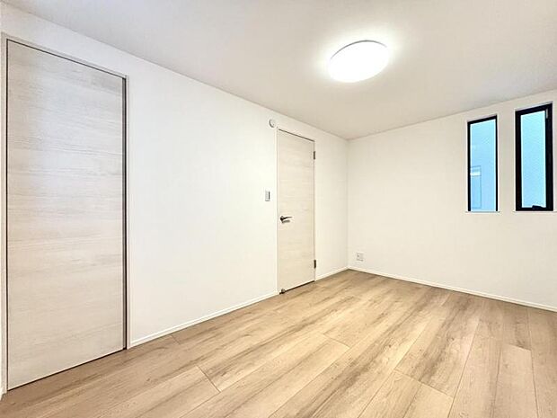 納戸6帖 空間を効率的に利用し収納スペースを確保。一日の始まりと終わりを美しく演出します。(2025.9.15撮影)