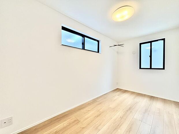 洋室5.1帖 家族個々の安らぎの空間。誰もが好みで飾れるシンプルな室内に仕上げてあります。(2025.9.15撮影)