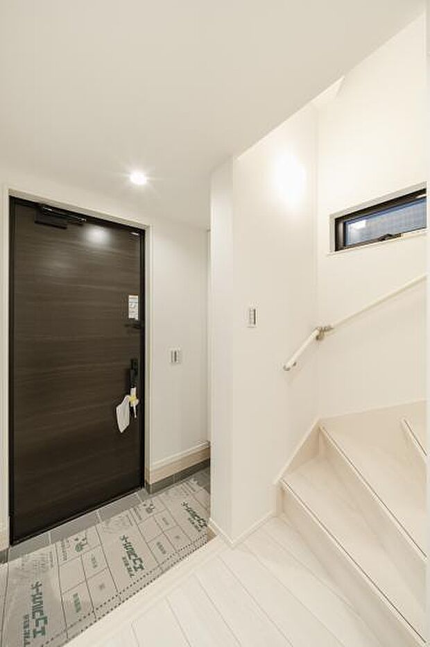 雑多な玄関ではなくスッキリ空間としてお家の顔になるよう設計いたしました。