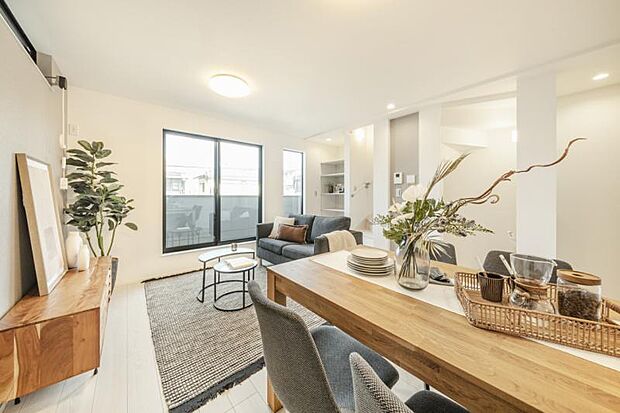 LDK17帖 床暖房完備の落ち着きのあるリビングです。お友達が遊びに来た時にも使えますし、ちょっと疲れた時にお昼寝できるのも嬉しいですね。