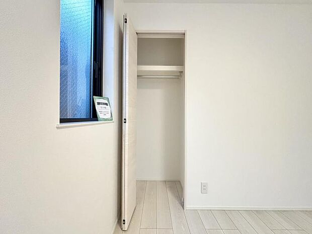 クローゼットには棚やハンガーパイプが備えられているので、大切なお洋服にしわを付けずにそのまましまうことが出来ます。(2025.10.24撮影)