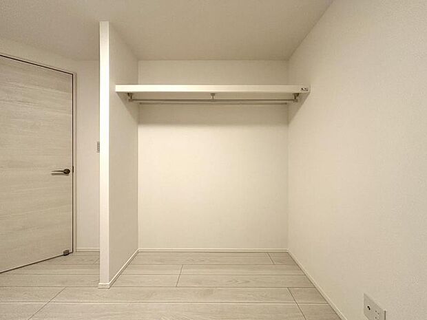 たくさんの洋服をかけることができる収納力と取り出しやすさが魅力のオープンクローゼット。(2025.10.24撮影)