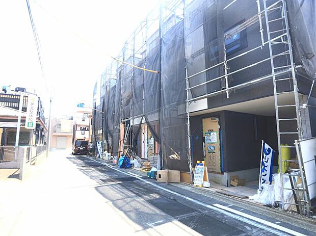 前面道路5.4mです。毎日のお車の出し入れもストレスなく行えます。(2025.8.4撮影)