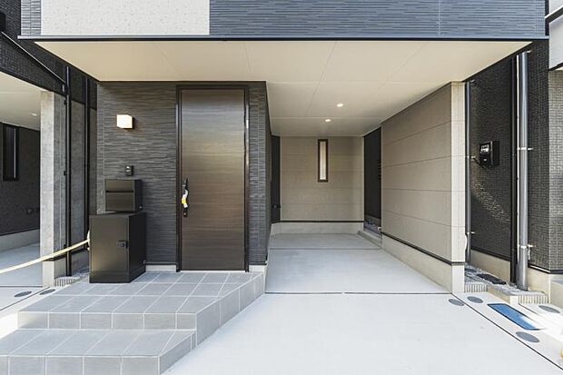 玄関につながる駐車スペースなので重い荷物の出し入れの負担を最小限に抑えられます。