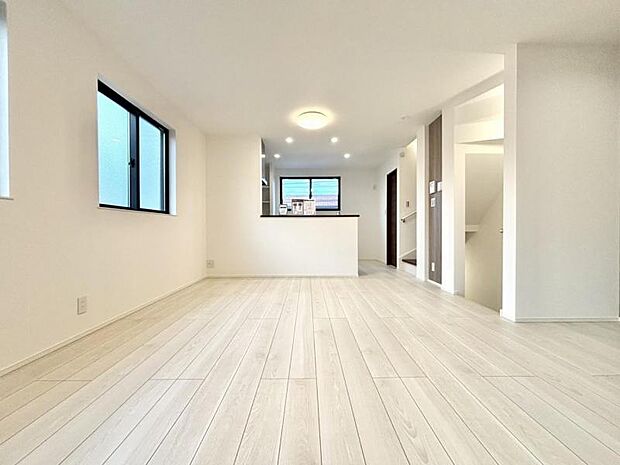 LDK17帖　床暖房完備完備で家族が集まるリビングゆったり空間に。明るい陽射しと風が入る窓配置が安らげる空間を演出します。