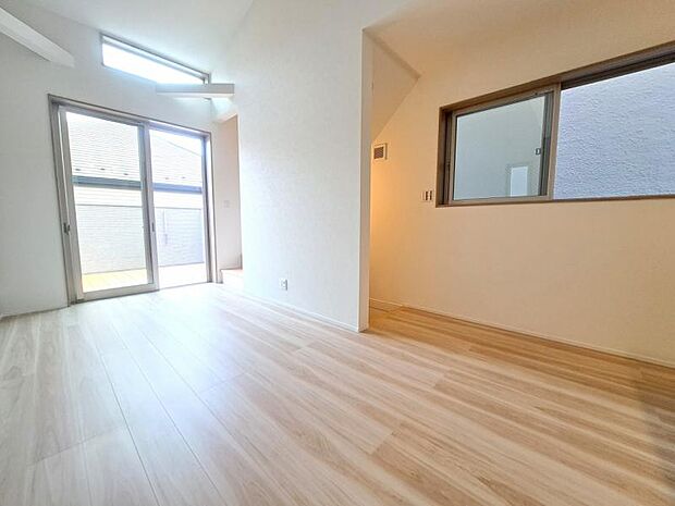 LDK11.81帖　落ち着きのあるリビングです。お友達が遊びに来た時にも使えますし、ちょっと疲れた時にお昼寝できるのも嬉しいですね。