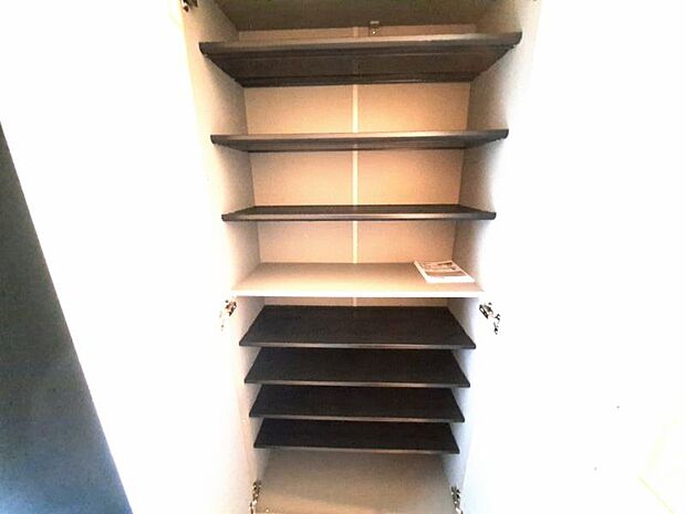 玄関には収納豊富なシューズクローゼットも完備。雑多な玄関でなくスッキリ空間にできるよう設計しました。