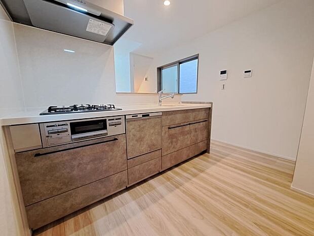 対面カウンターキッチン　キッチンは、ご家族との会話が楽しめる対面カウンタータイプを採用。リビングで遊ぶお子様の様子をうかがいながらお料理もできます。頭上に棚のないオープンタイプなら開放感もいっぱい。