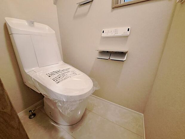 シャワートイレ　シャワートイレを標準装備。操作パネルで、洗浄機能や温度設定などもラクラク設定できます。
