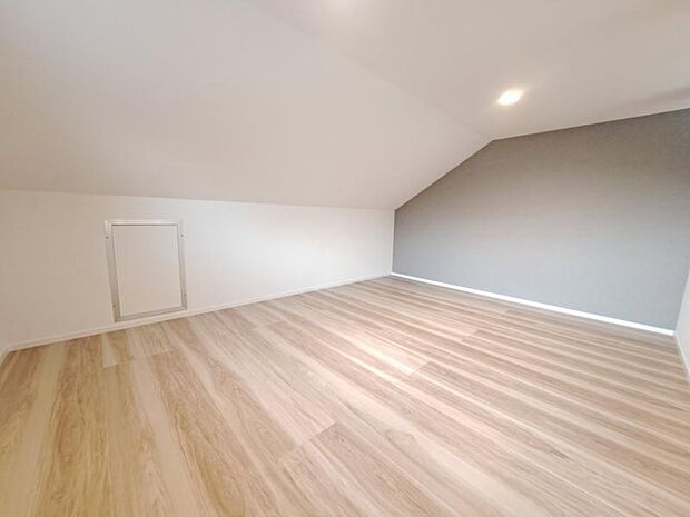 小屋裏収納　屋根裏収納暖房器具やクリスマスツリー、ひな人形など季節の物。お子様の小学生時代の工作物など、普段は使わないけど保管しておきたい物。あると嬉しいプラスワンの収納です。趣味のスペース、お子様の