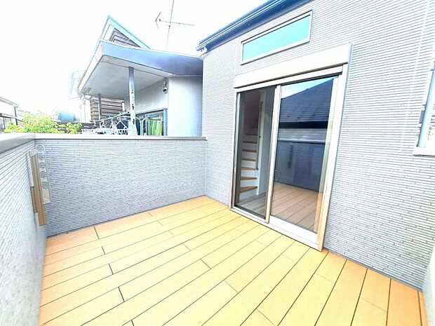 使い易いバルコニー。やわらかな陽射し・心地よい風。どこまでも広がる空の下、限りない開放感を味わえる空間です。