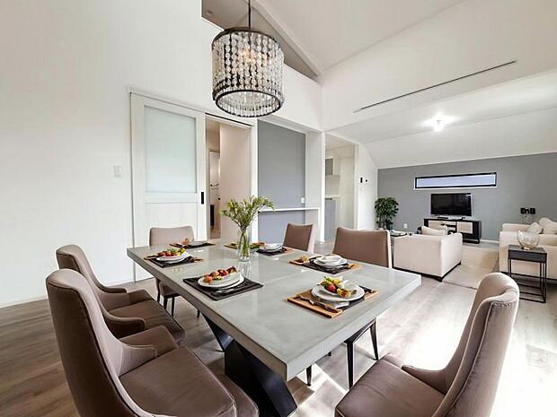 LDK20.5帖（配置してある家具はCGによるイメージです）　くつろげるリビングは話に夢中になりすぎて、ついつい時間を忘れてしまう。そんな束の間の幸せを感じさせてくれる場所です。