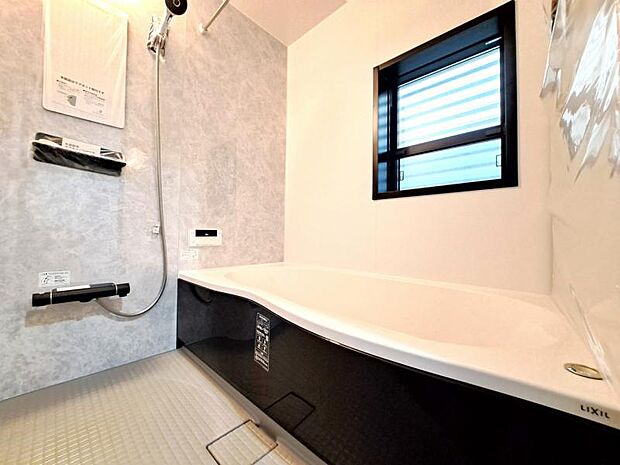 小窓がある浴室。凹凸が少ない汚れの付き辛くお掃除が楽な仕様となっており浴室乾燥機付きで雨の日の洗濯も可能です