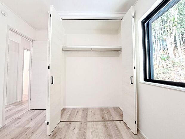 大きなクローゼット。お子様のオモチャはもちろん、パパのスーツやママのバッグまでたっぷり収納できそうですね。