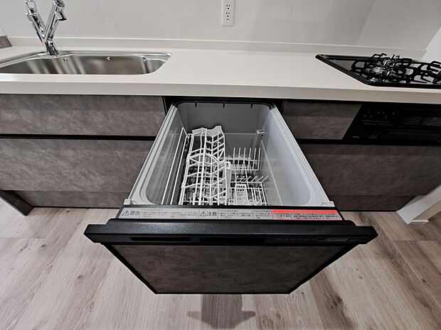 食器洗浄乾燥機 食器の後片付けに便利な食器洗浄乾燥機を標準装備。ビルトインタイプなので見た目もスッキリ、特に共働き世帯のご家族には必須品です。