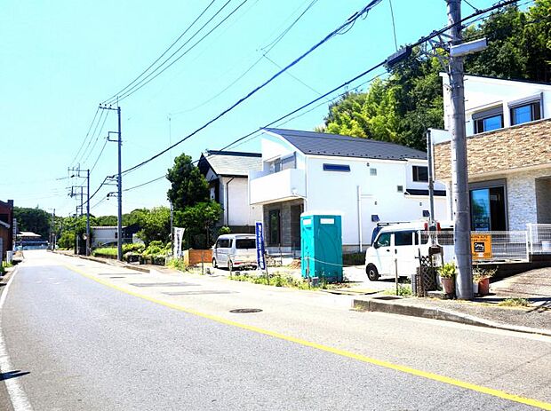 前面道路です。毎日のお車の出し入れもストレスなく行えます。