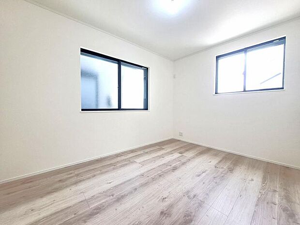 洋室6帖 窓からたっぷりと陽光が注がれる、明るく快適なプライベート空間となっております。