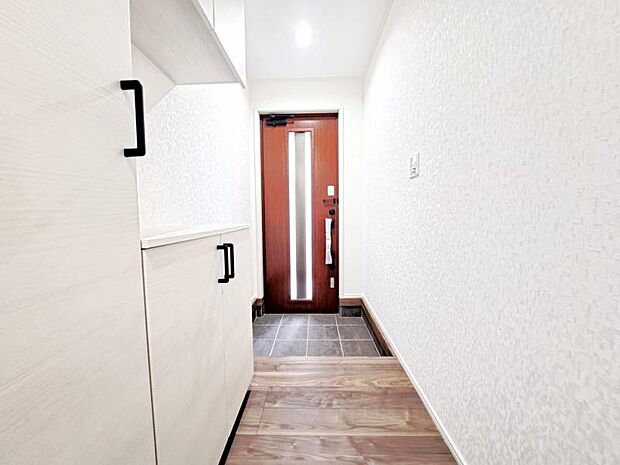 雑多な玄関ではなくスッキリ空間としてお家の顔になるよう設計いたしました。