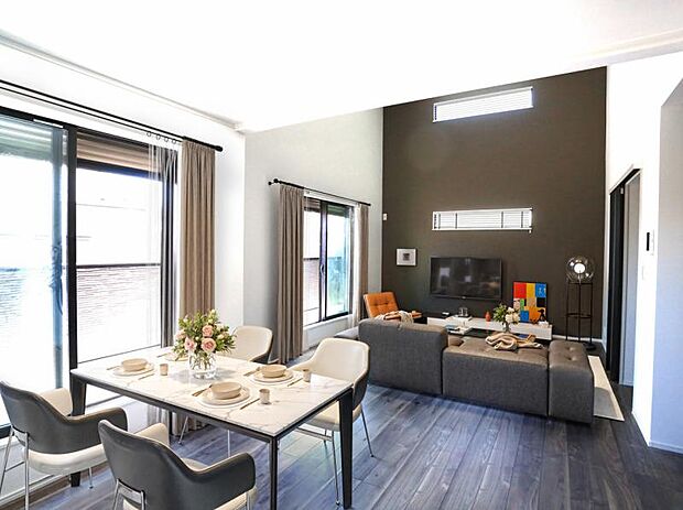 リビング（配置してある家具はCGによるイメージです）20帖のくつろぎリビングは話に夢中になりすぎて、ついつい時間を忘れてしまう。そんな束の間の幸せを感じさせてくれる場所です。（2025.7.25撮影）