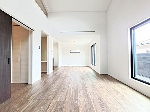 LDK20帖　落ち着きのあるリビングです。お友達が遊びに来た時にも使えますし、ちょっと疲れた時にお昼寝できるのも嬉しいですね。