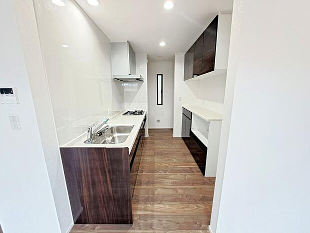 広々としたキッチンスペース。食洗機と浄水器が付き、収納力もあるキッチンはお料理が捗ります。横には小窓とパントリーも完備。