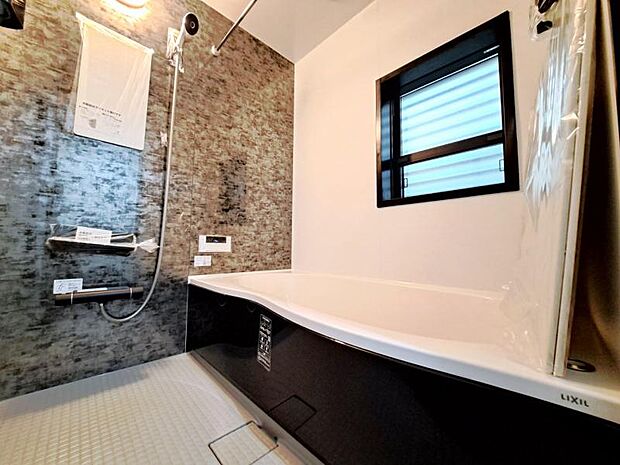 小窓がある浴室。汚れの付き辛くお掃除が楽な仕様となっており浴室乾燥機付きで雨の日の洗濯も可能です