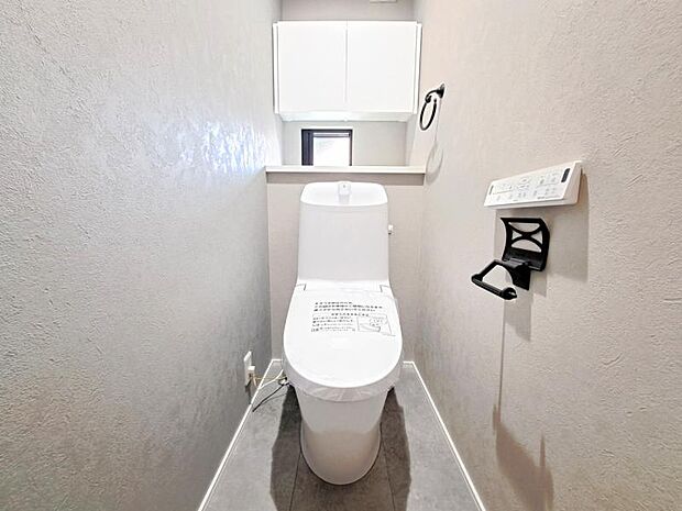 小窓が付いた清潔感の溢れるトイレです。落ち着いた空間で安らぎのひとときをお過ごし頂けます。