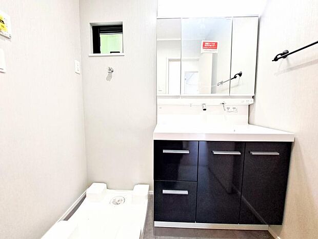 三面鏡の裏は機能的な収納を配置。コンセントも付いているため電動シェーバーや電動歯ブラシも収納できます。小窓が付いたパウダールームです。