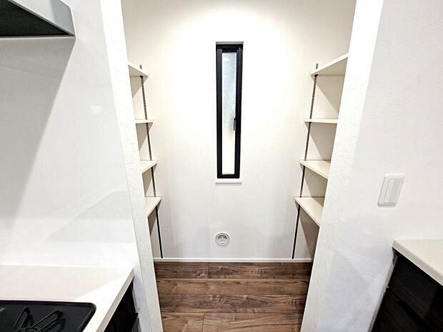 小窓がついたパントリーには食品や日用品、災害用備品をストックする事がでスッキリとした空間を演出できます。