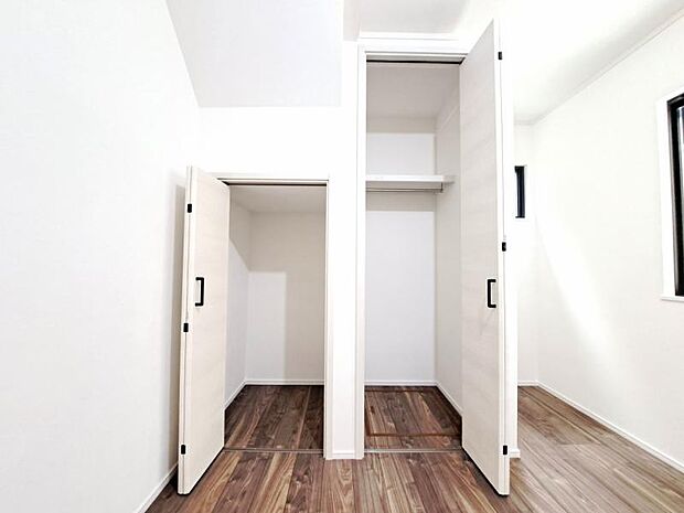 クローゼットには棚やハンガーパイプが付いており、スーツや上着などがスッキリ収納可能です。